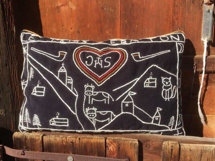 Decorative cushion , Lovely Hands - Suisse, Château-d’Œx, | Mimelis image 1