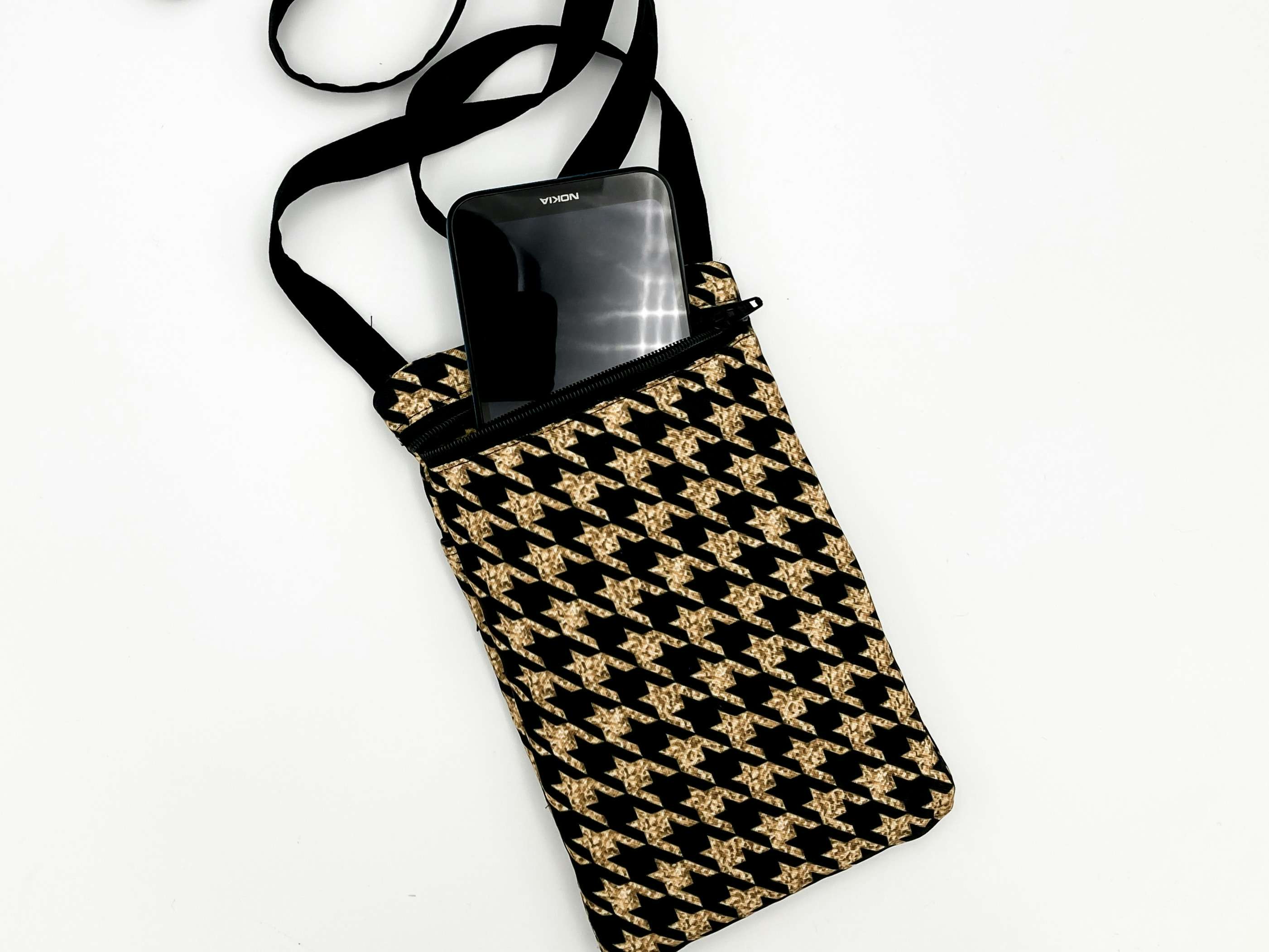 Cell phone pouch, L'atelier d'Anne Lydie, Sessa, TI, | Mimelis image 1