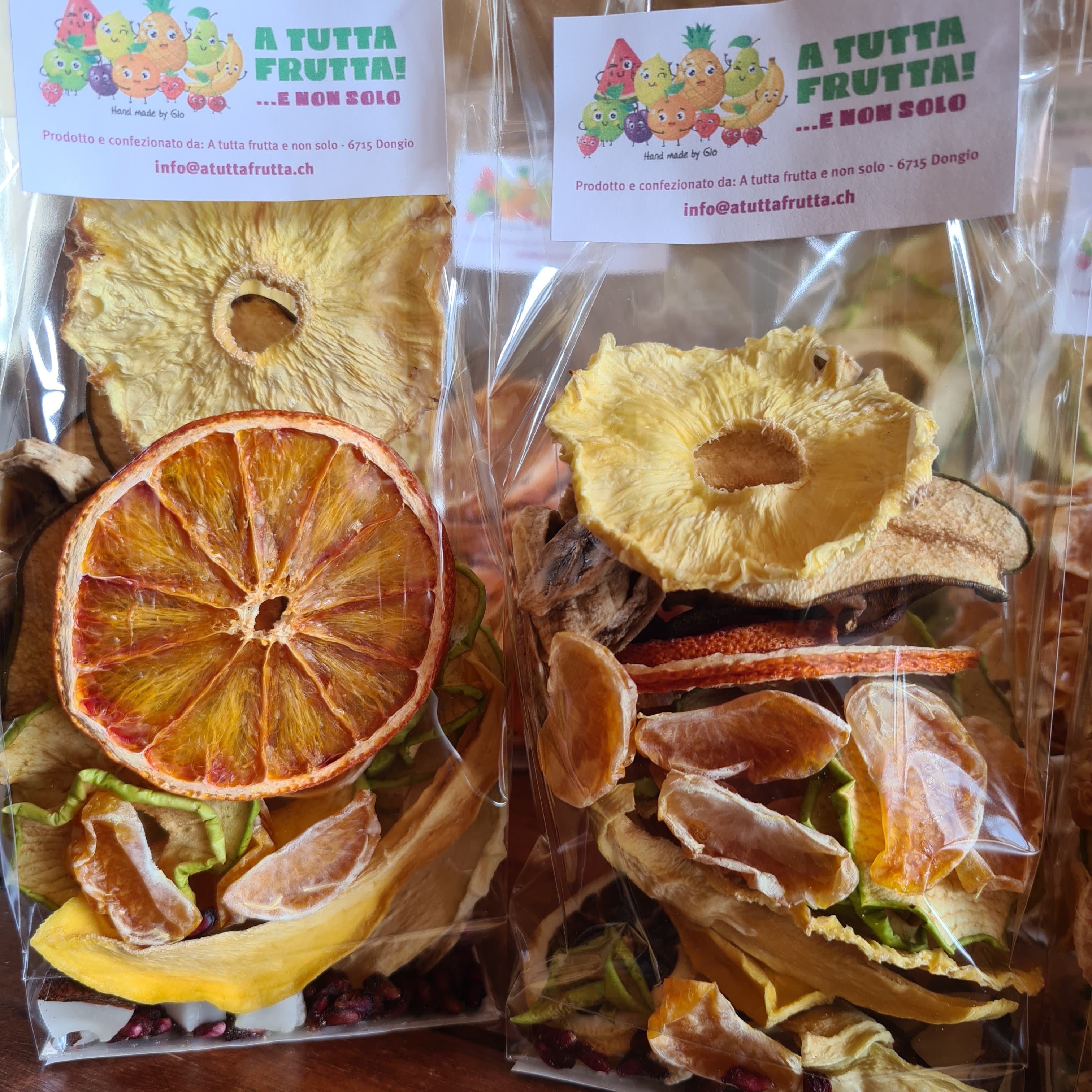 Mixed dried fruit. 100% fruit., A tutta frutta e non solo