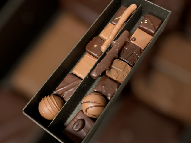 Boîte chocolats variés 120g sans alcool, Pallanterie Chocolatiers, Meinier, image 1 | Mimelis