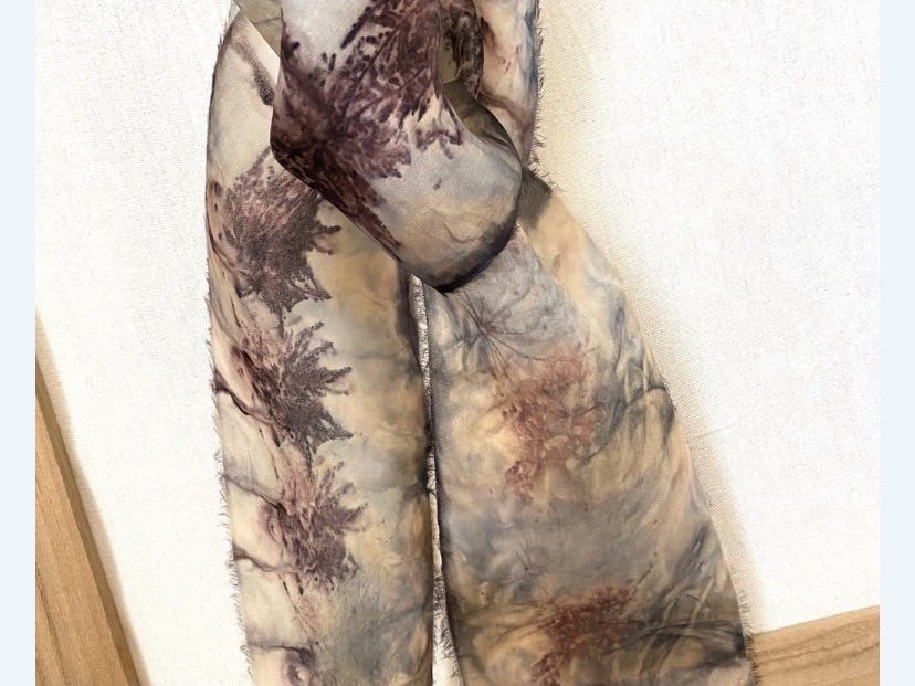 Scarf, dyed with maple leaves, Selenite di Marusca Aldeghi, Mendrisio, image 1 | Mimelis