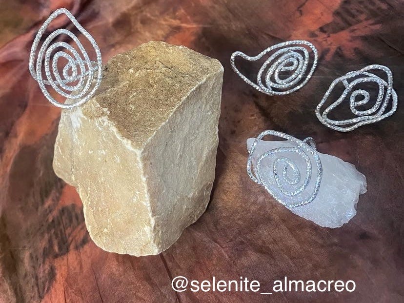 Von Hand gefertigte, verstellbare Spiralringe , Selenite di Marusca Aldeghi, Mendrisio, image 1 | Mimelis
