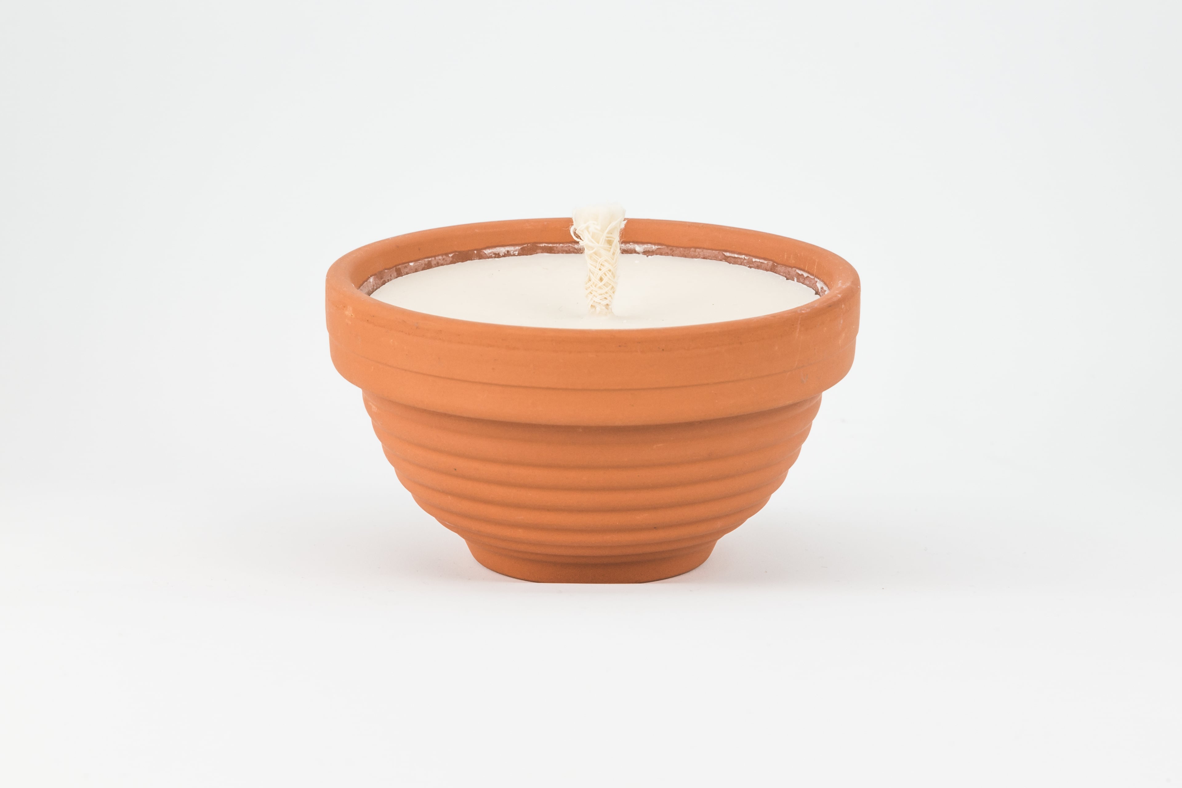 Grandi candele da giardino in vaso di terracotta, profumo di tè verde e citronella, Le Goût du Miel, Courtepin, image 1 | Mimelis