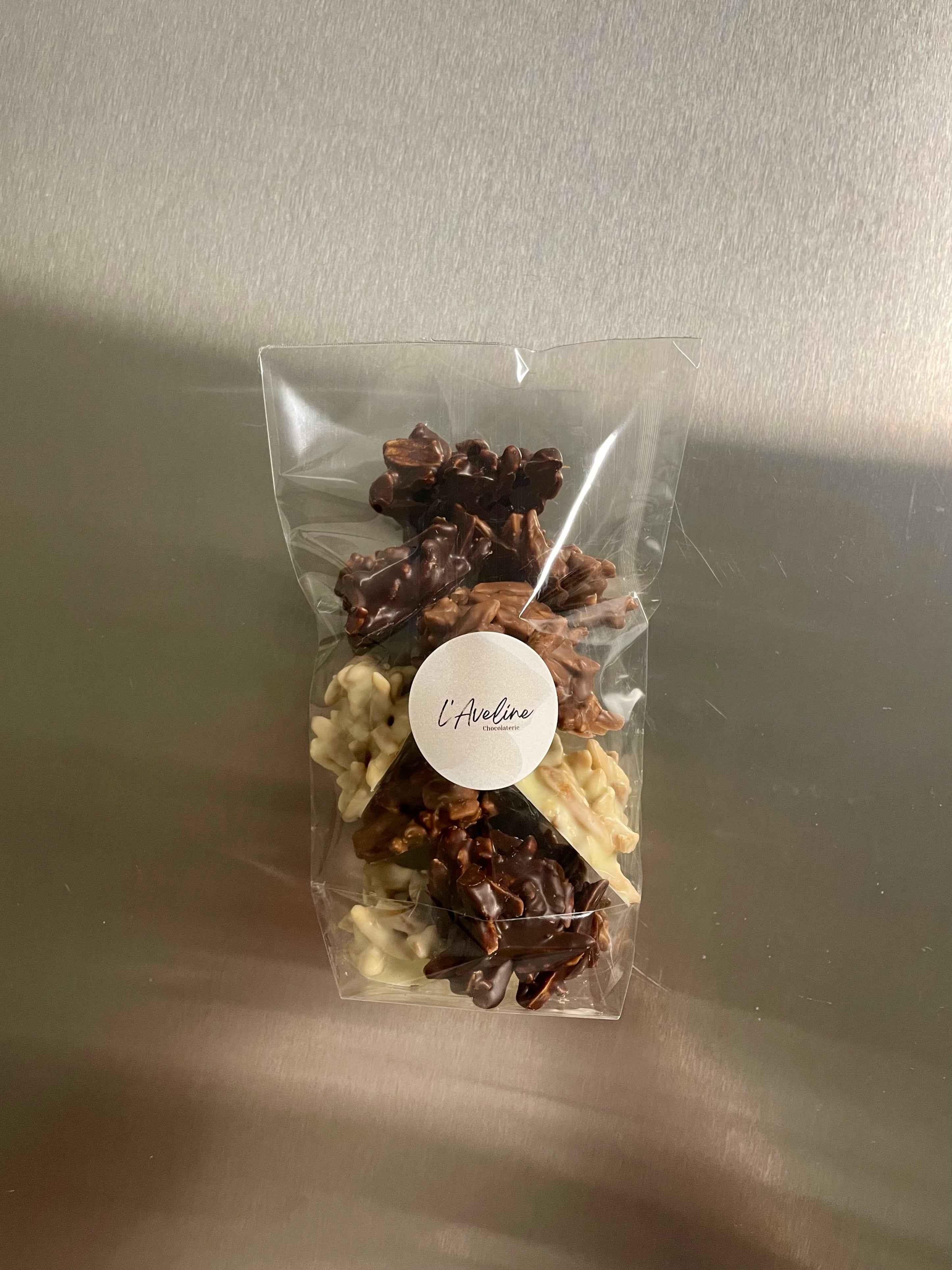 Trio aus Milch-, Weiß- und Zartbitter-Rochers, 100 g, L'Aveline Chocolaterie, Bussy FR, image 1 | Mimelis
