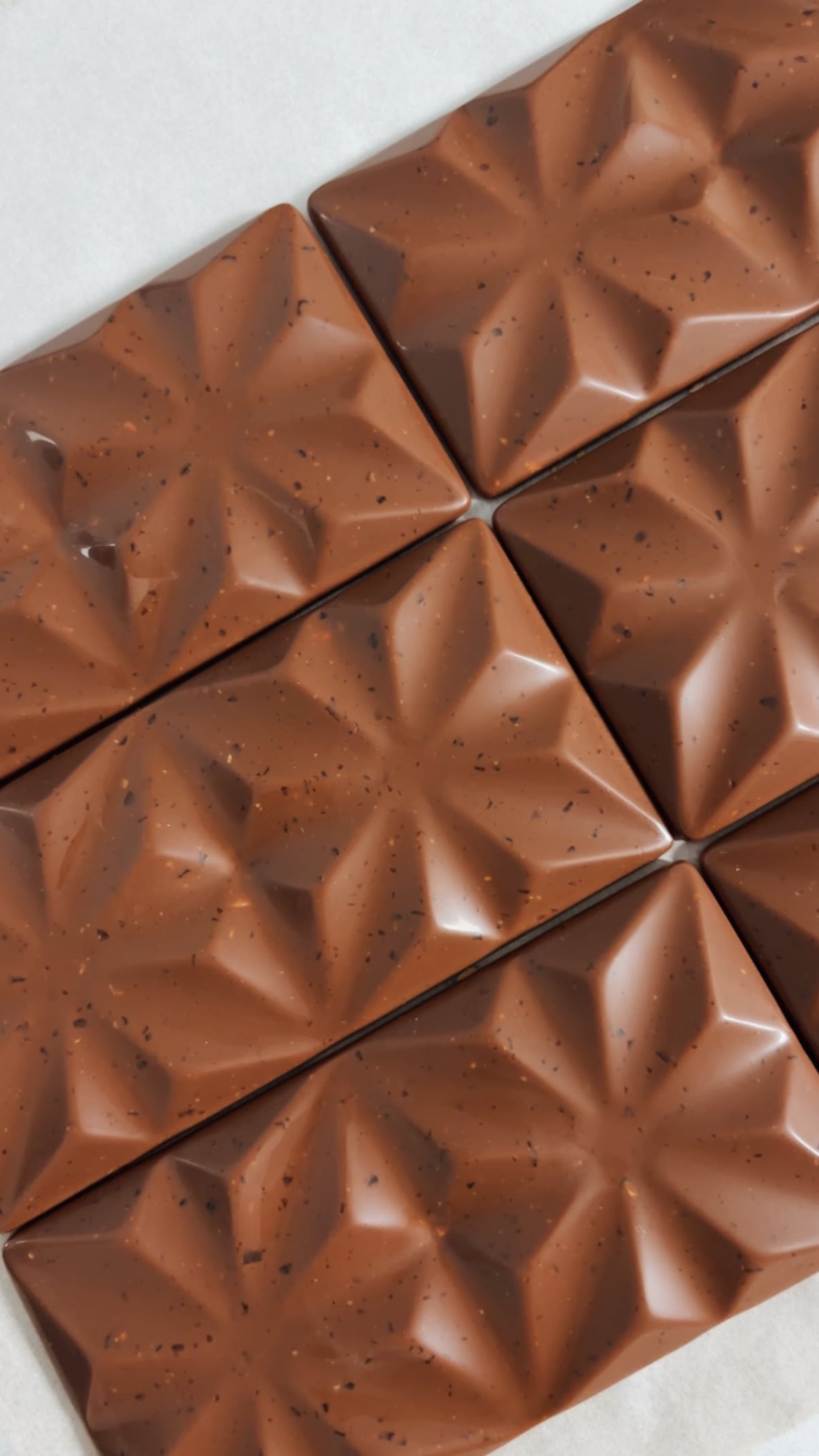 Milk chocolate bar (38%) and caramelized roasted almonds , L'Aveline Chocolaterie, Bussy FR, image 1 | Mimelis