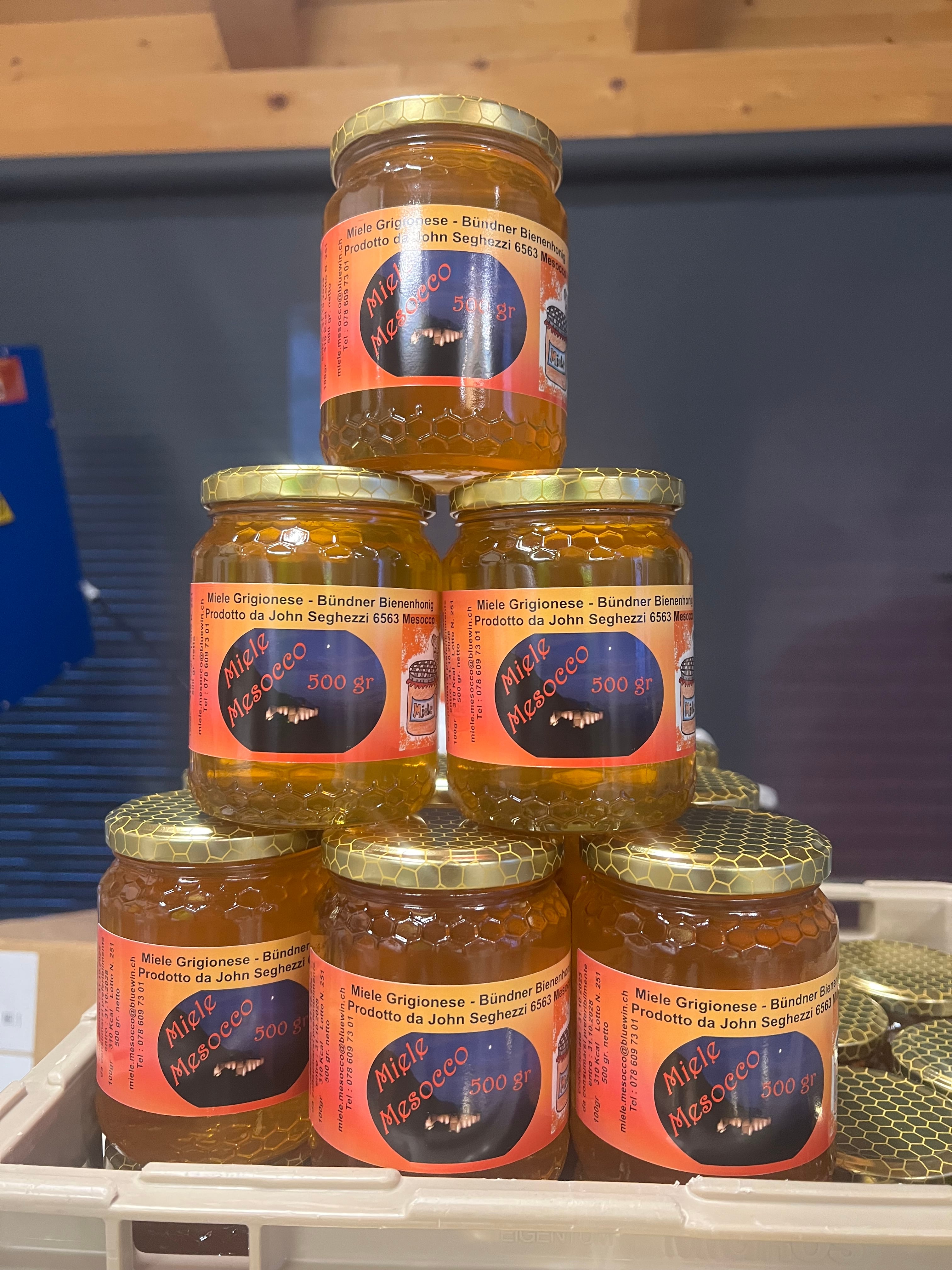 Apicoltura di Seghezzi John, producteur à Mesocco canton de Grisons en Suisse,  image 4