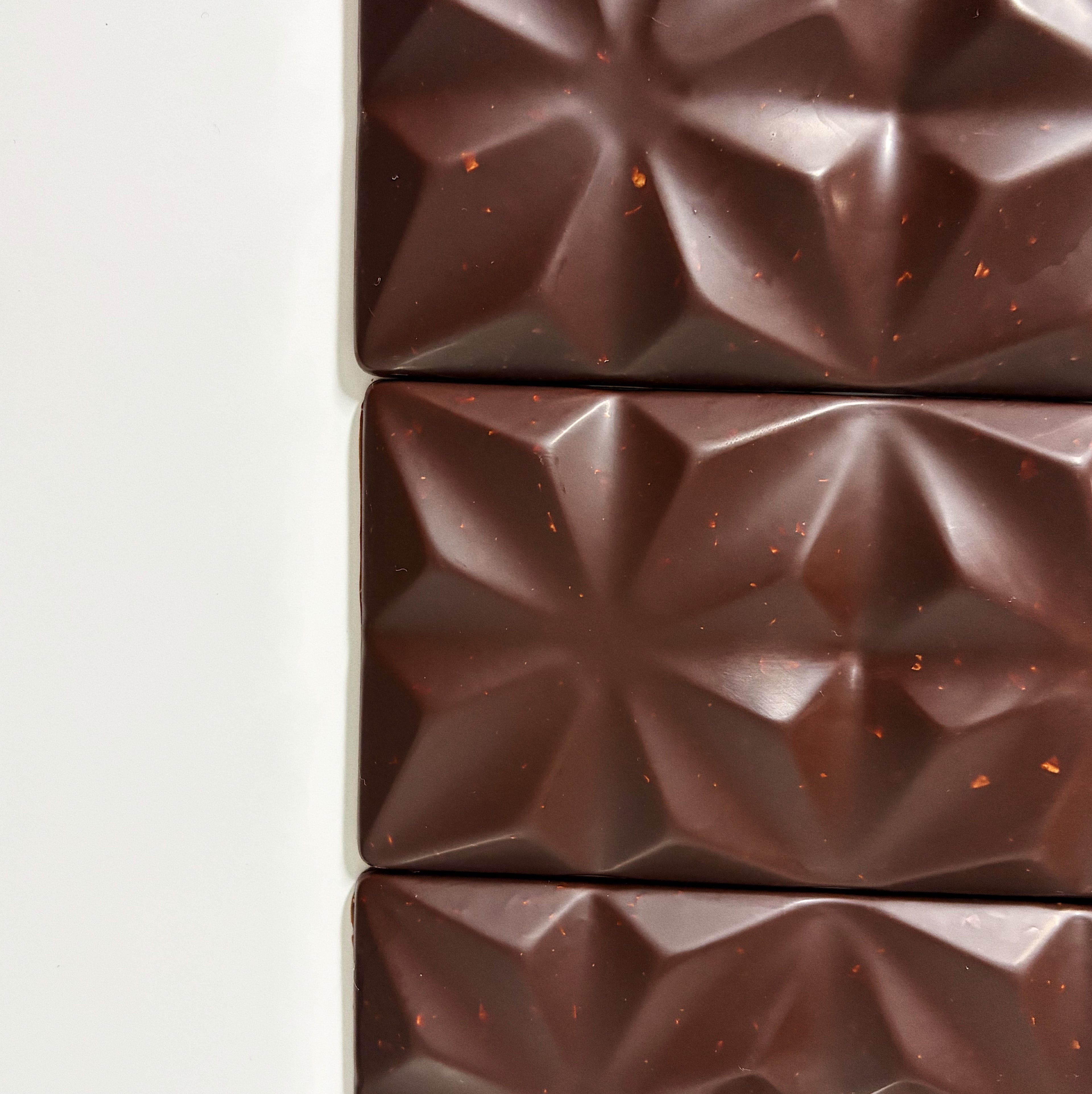 Plaque de chocolat noir 65% et éclats de nougat Montélimar, L'Aveline Chocolaterie, Bussy FR, image 1 | Mimelis