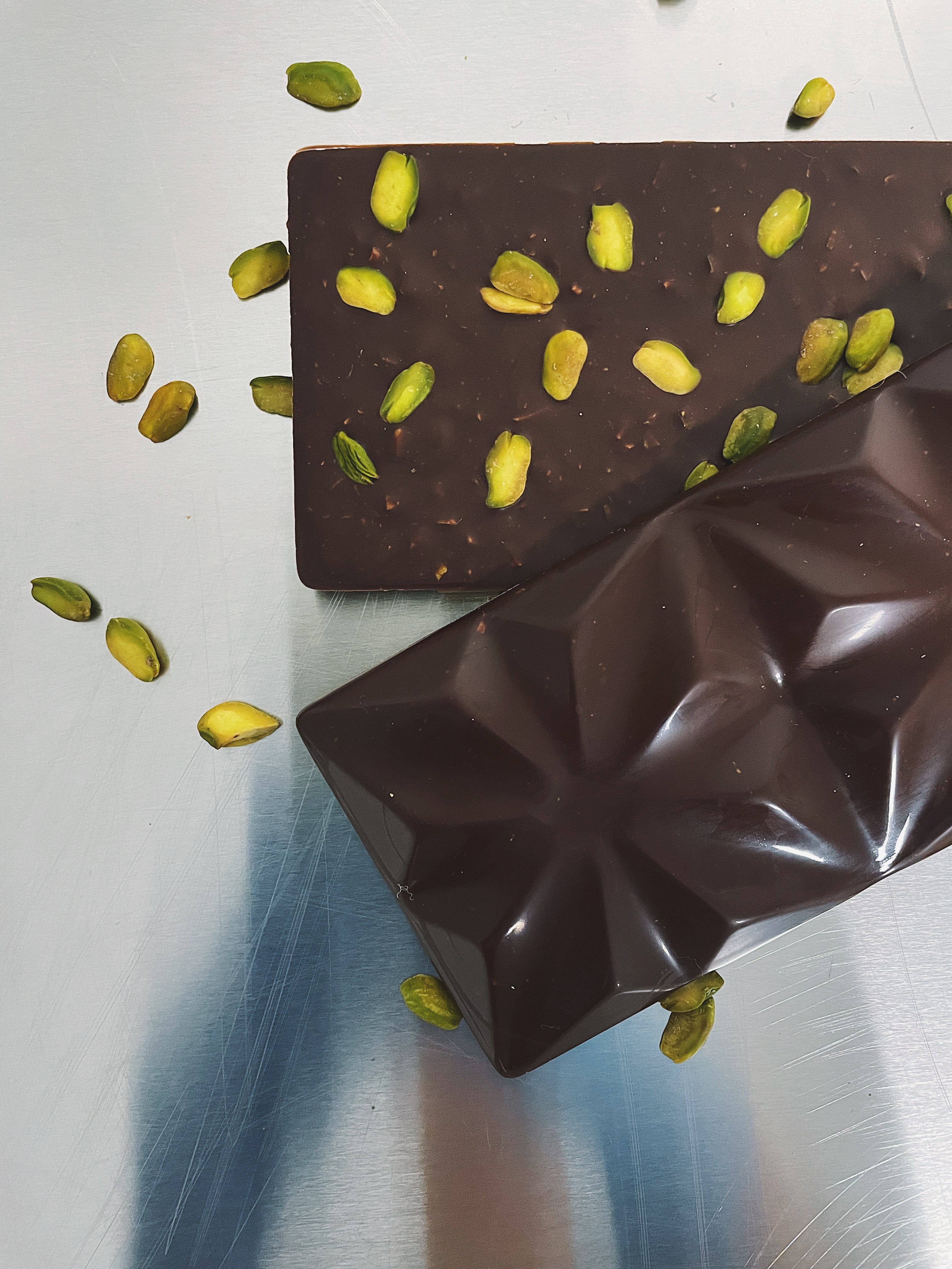 Tavoletta di cioccolato fondente al 65% e pistacchio , L'Aveline Chocolaterie, Bussy FR, image 1 | Mimelis