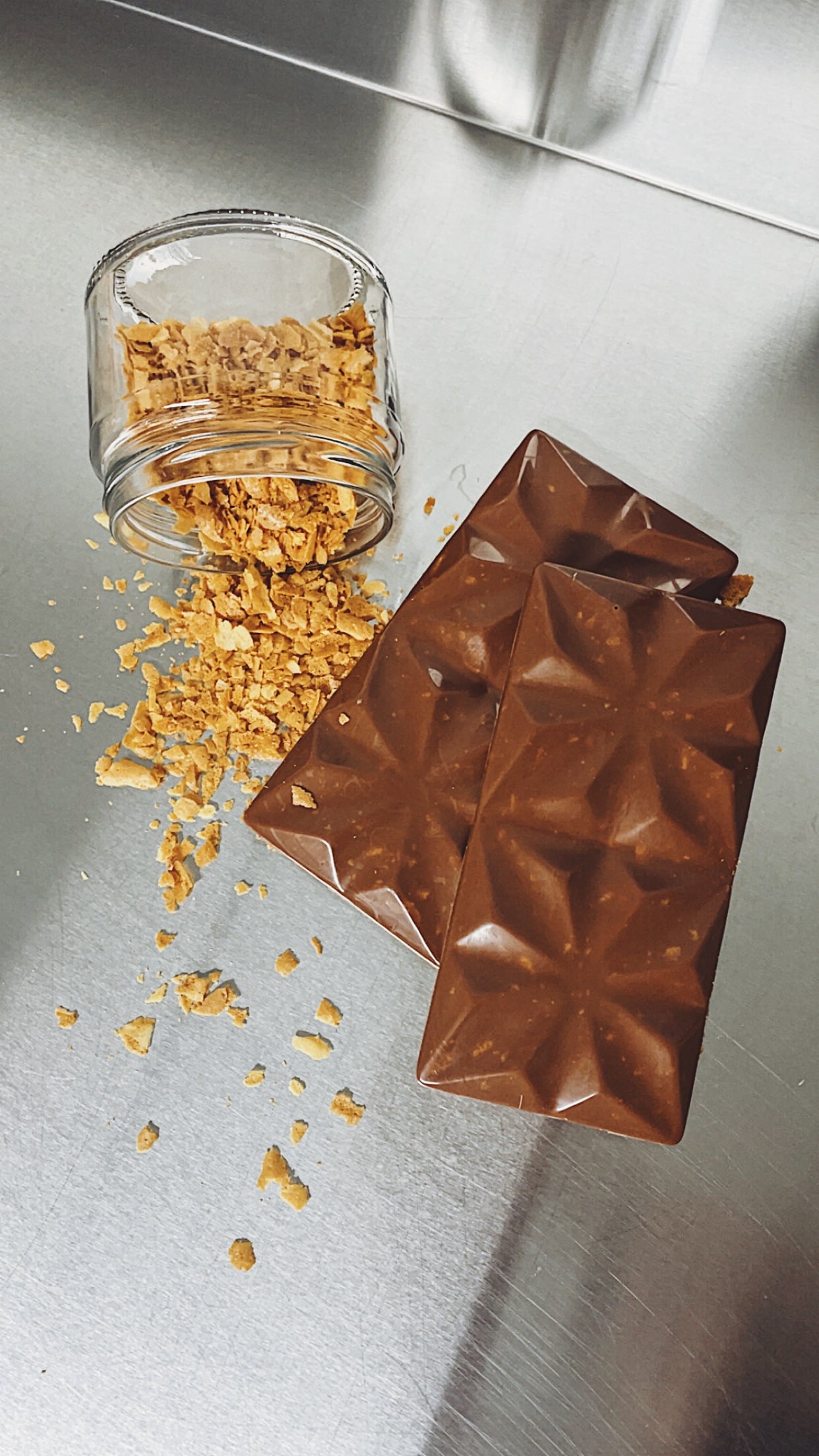 tavoletta di cioccolato al latte (38%) e feuillant croccante, L'Aveline Chocolaterie, Bussy FR, image 1 | Mimelis
