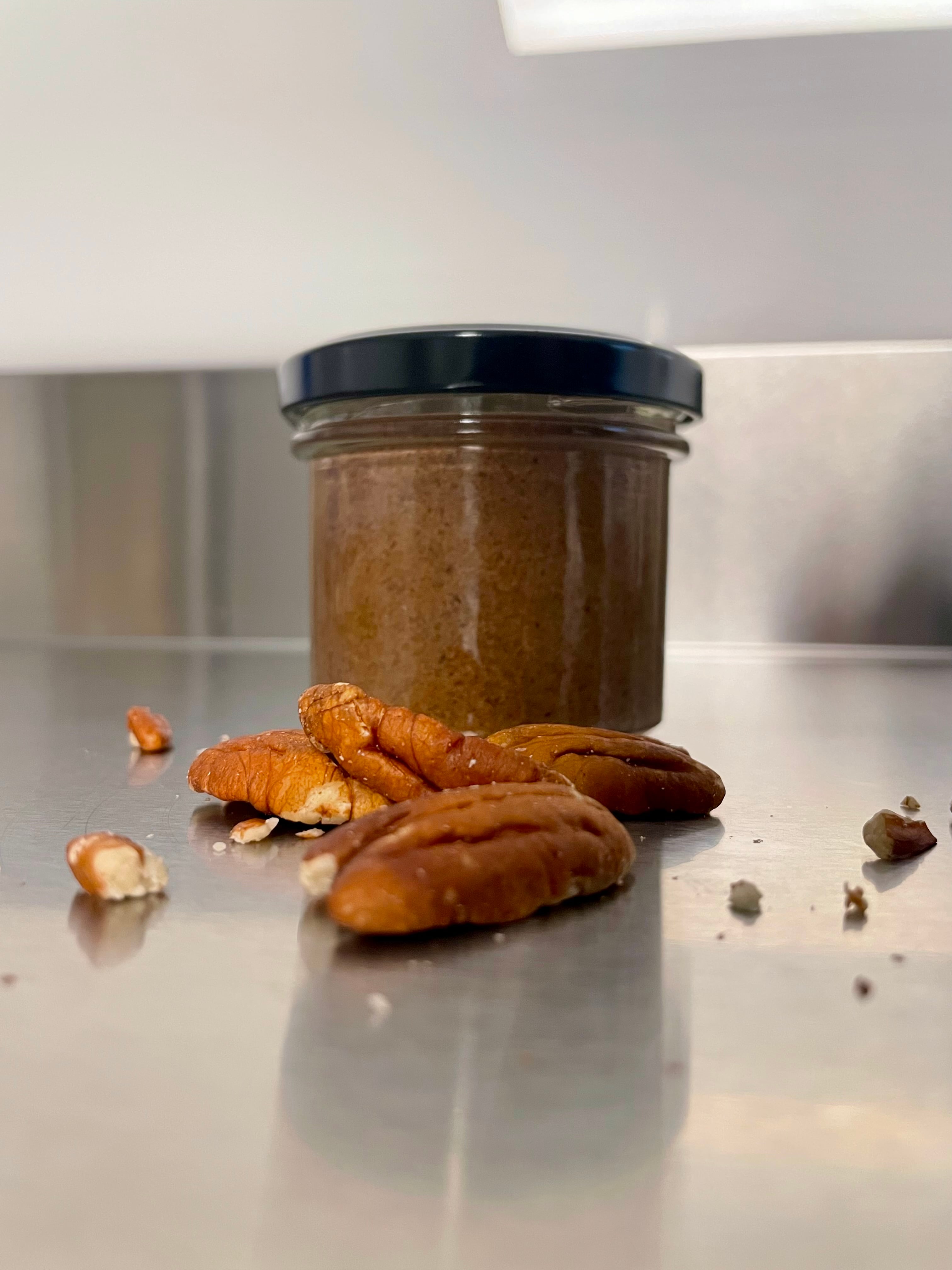 Pecan spread - milk chocolate & fleur de sel, 100g, L'Aveline Chocolaterie, Bussy FR, image 1 | Mimelis