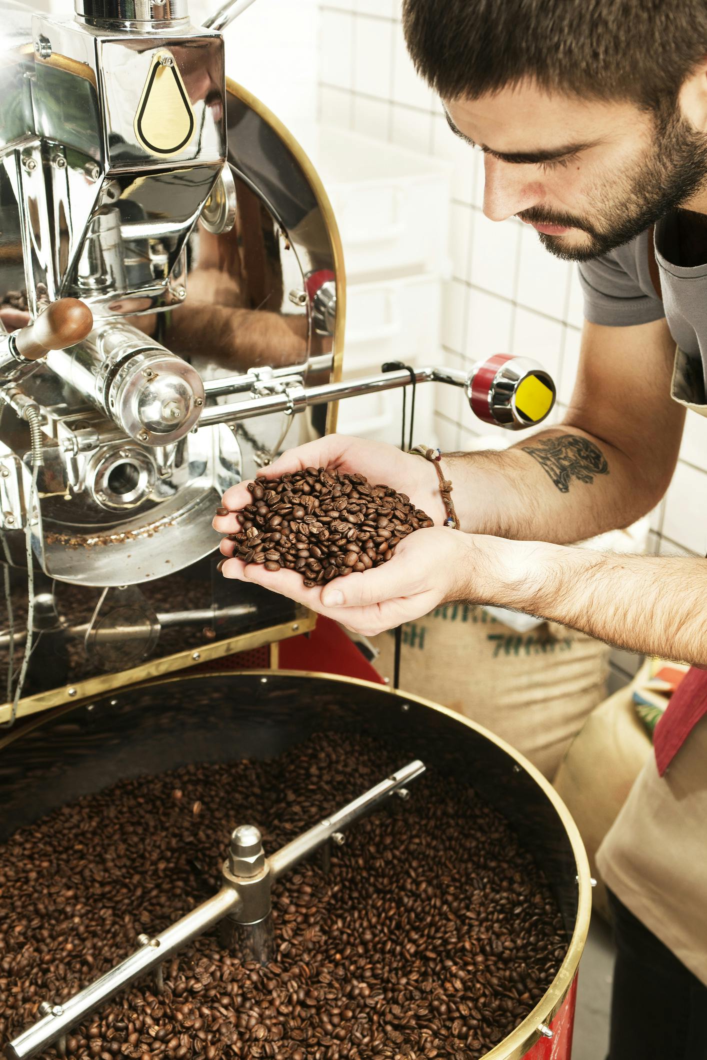 I have been a coffee roaster for 2 years. Periodically, I roast very small quantities of rarer coffees which I then sell in the store. Thanks to Mimelis, I can reach a new, more specialized clientele while managing to manage micro stocks. | Mimelis