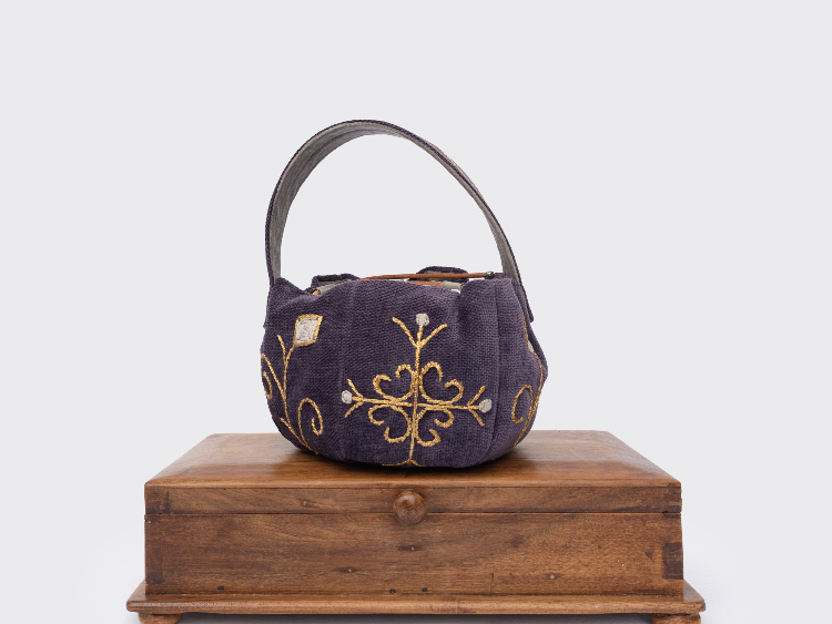 Handmade handbag, artisanal product for direct sale in Switzerland