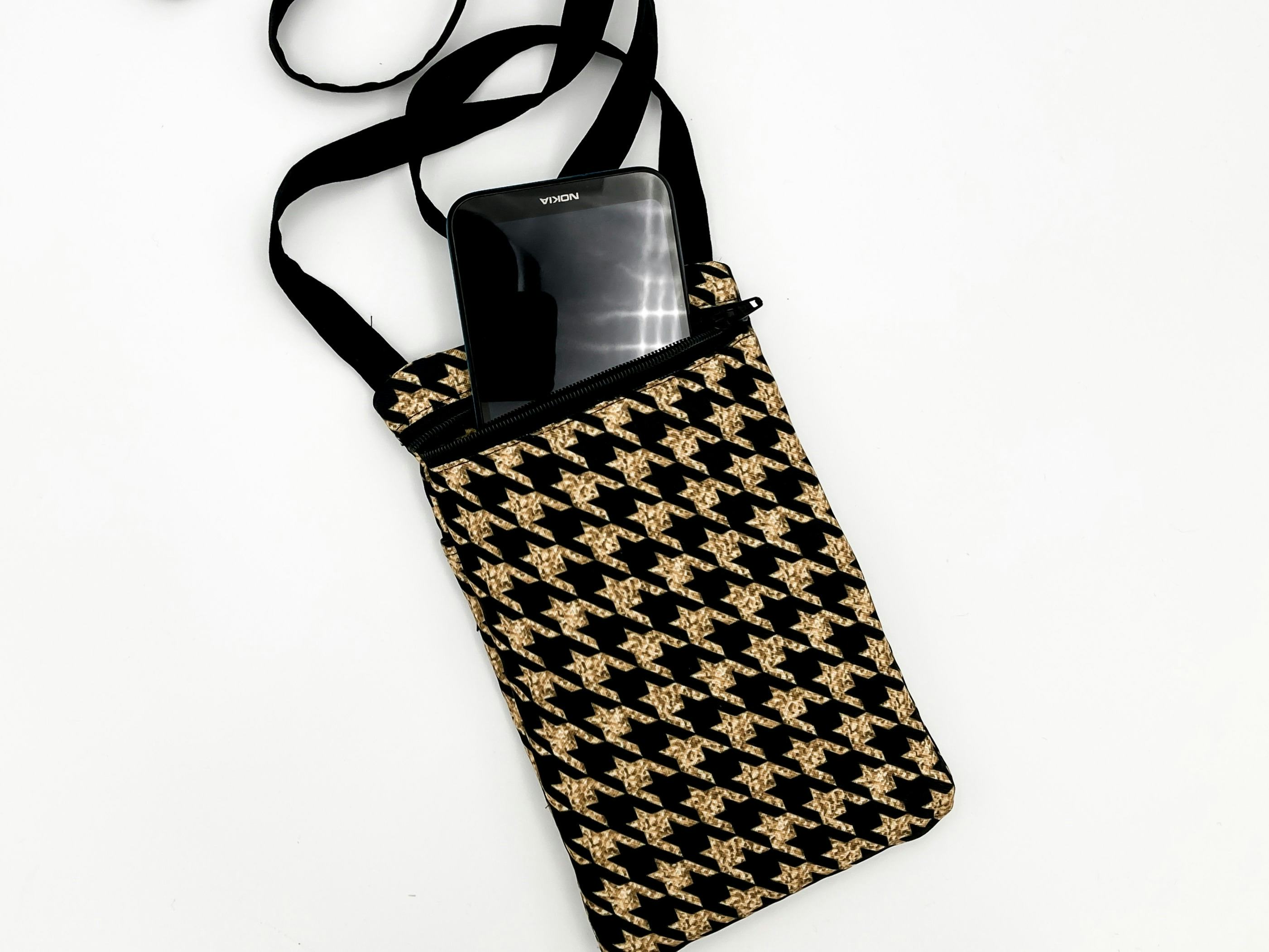 Cell phone pouch, L'atelier d'Anne Lydie, Sessa, TI, image 1 | Mimelis