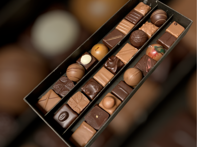 Schachtel mit verschiedenen Pralinen 220g, alkoholfrei, Pallanterie Chocolatiers, Meinier, image 1 | Mimelis