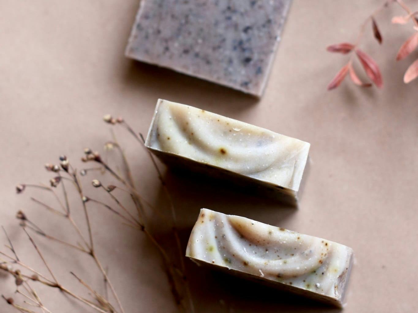 Handmade soap with Propolis and essential oils of Anise and Vanilla, Quantum Satis Workshop, Uetikon am See, image 3 | Mimelis